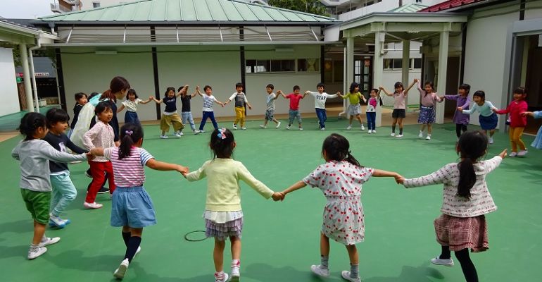 平屋の園舎の真ん中、開放的な遊び場の中庭