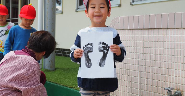 土踏まずをつくって体幹を育てます。