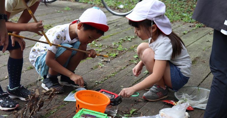 ザリガニを釣り、育て、描いて命を学ぶ。