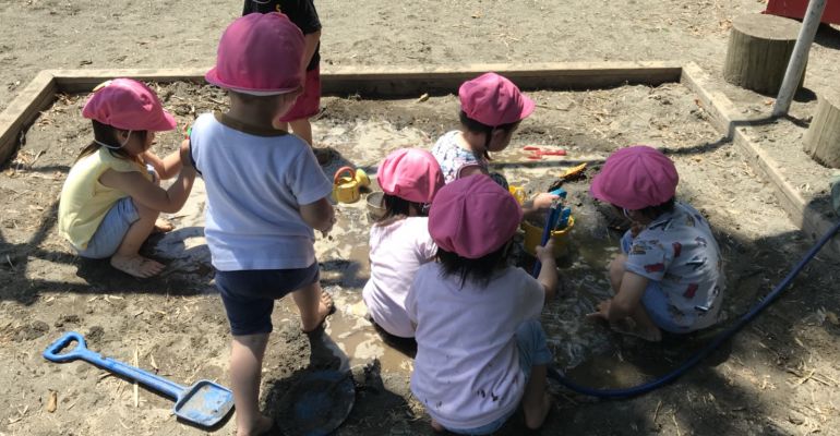 大きな砂場で真っ黒になりながら沢山遊びます